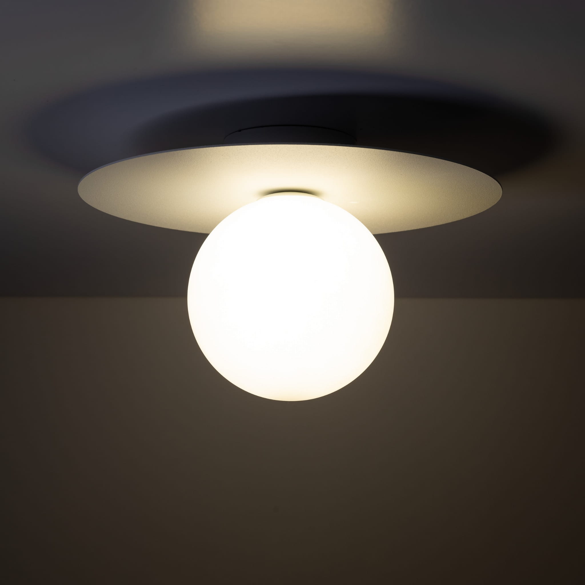 Kinkiet nowoczesny skandynawski klosz szklany kula biały TK Lighting Pixi 10227 1x8W G9