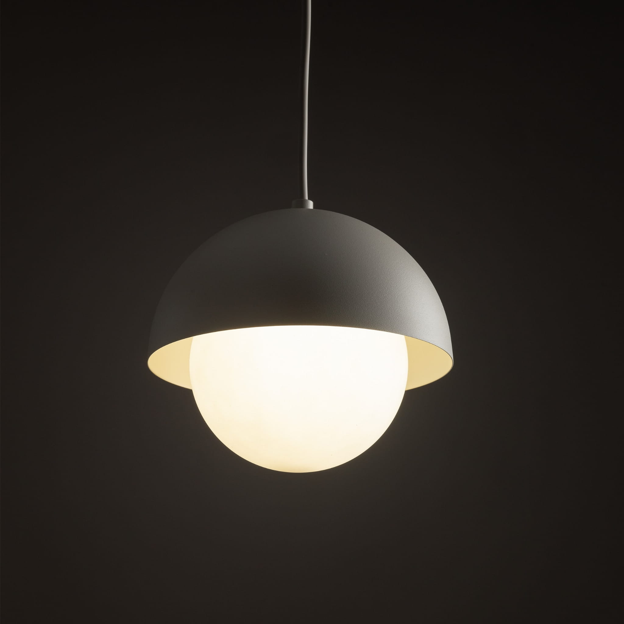 Lampa wisząca biała szklana kula nowoczesna skandynawska klosz metalowy miska beżowa TK Lighting Bono 10205 1x8W G9