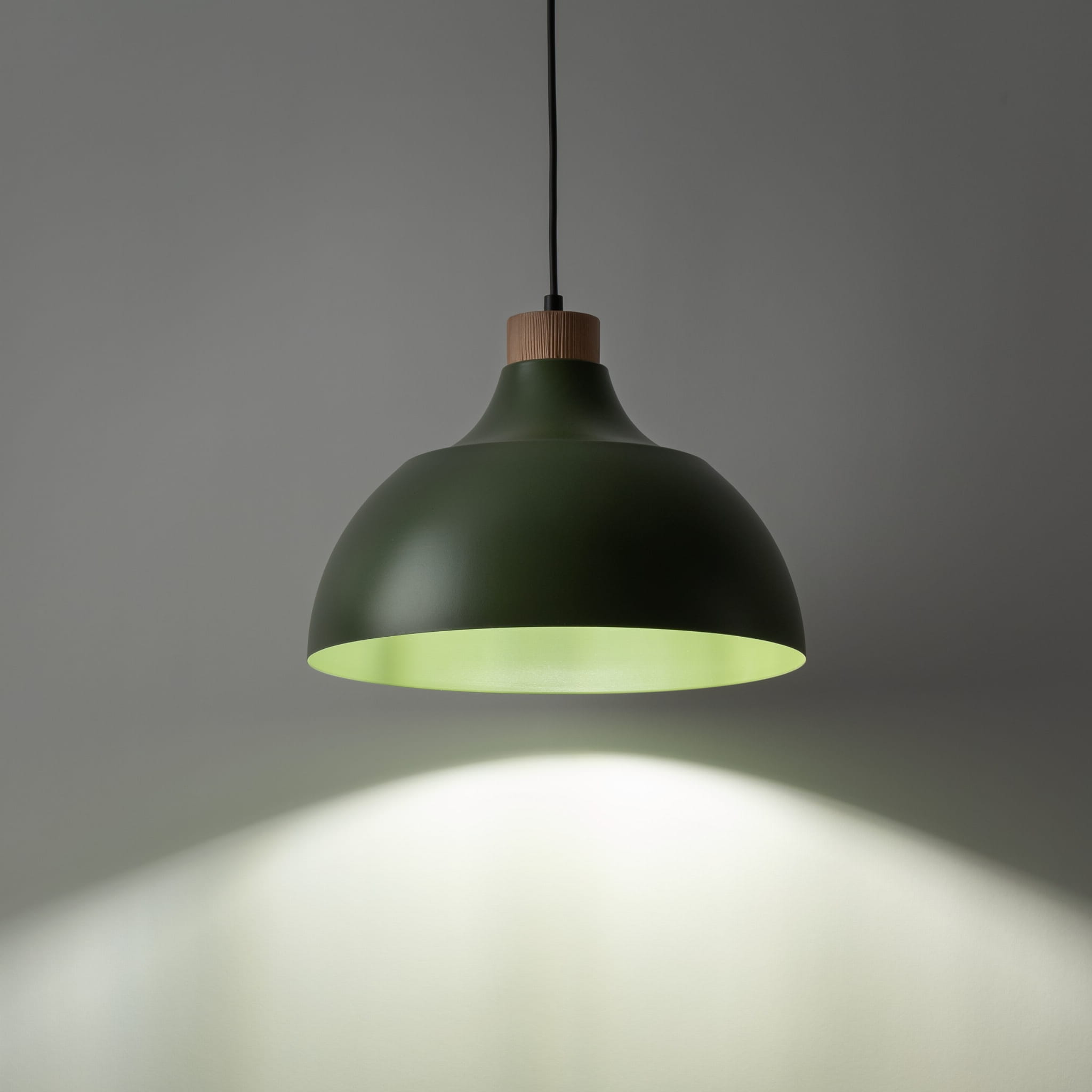 Lampa wisząca z metalowym kloszem stożek misa Tk Lighting Cap 5665 1x15W E27 czarna drewno