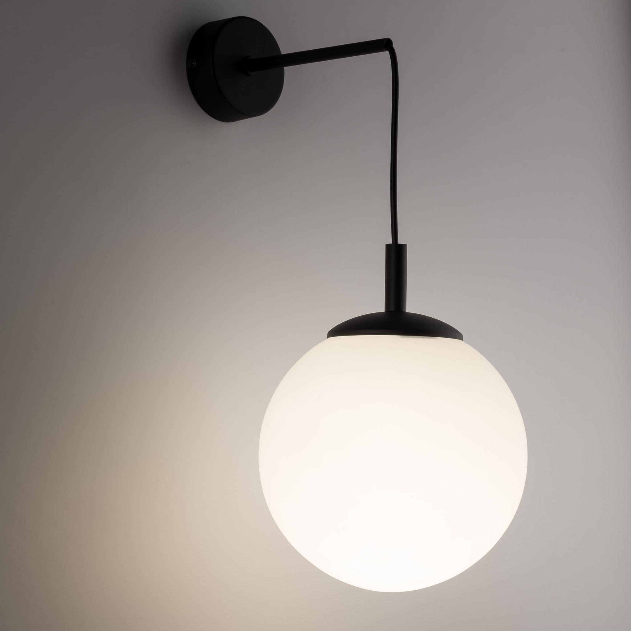 Kinkiet nowoczesny elegancki loft industrialny klosz szklany kula biały czarny TK Lighting Esme 5388 1x15W E27