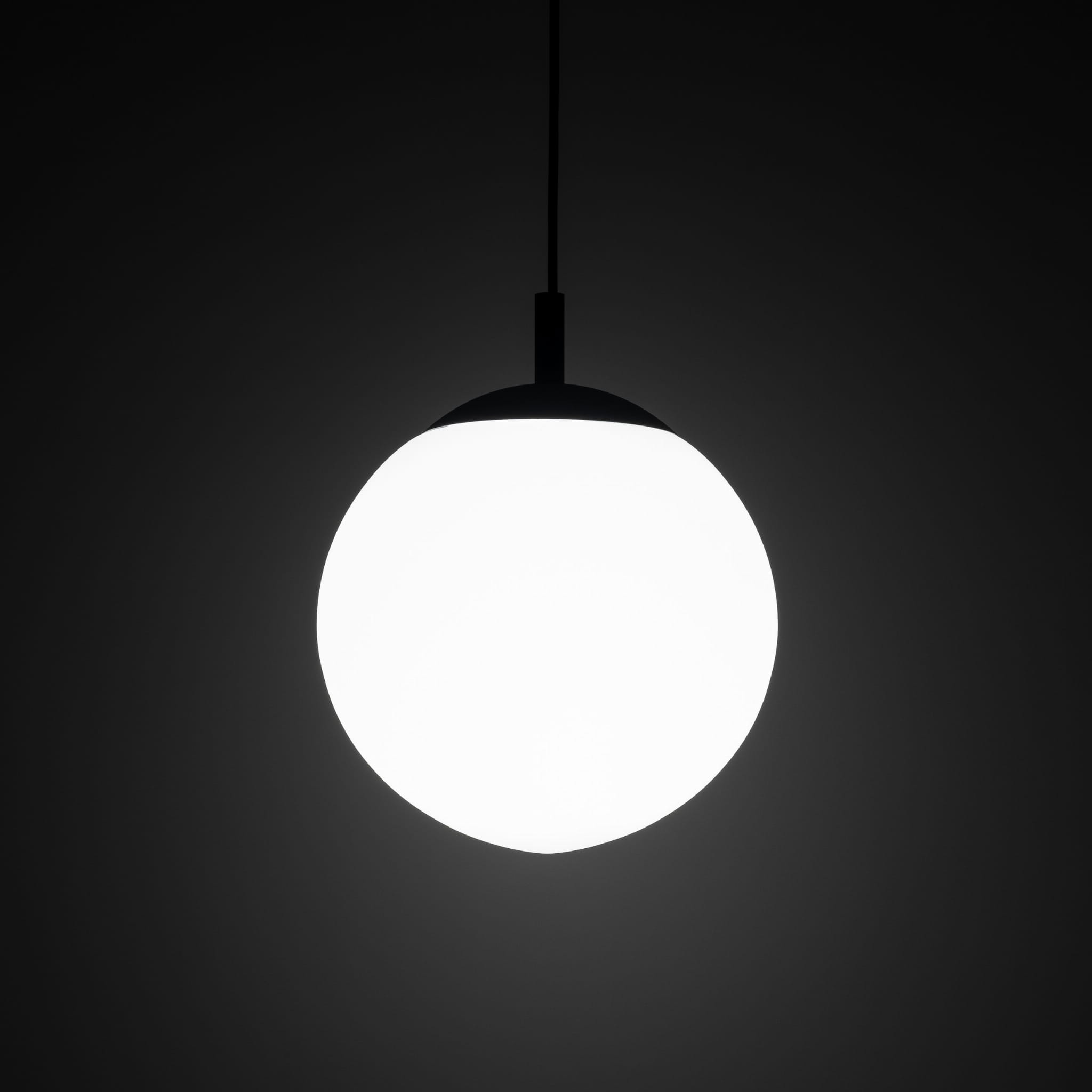 Lampa wisząca nowoczesna elegancka loft industrialna klosz szklany kula biała czarna TK Lighting Esme 5670 1x15W E27