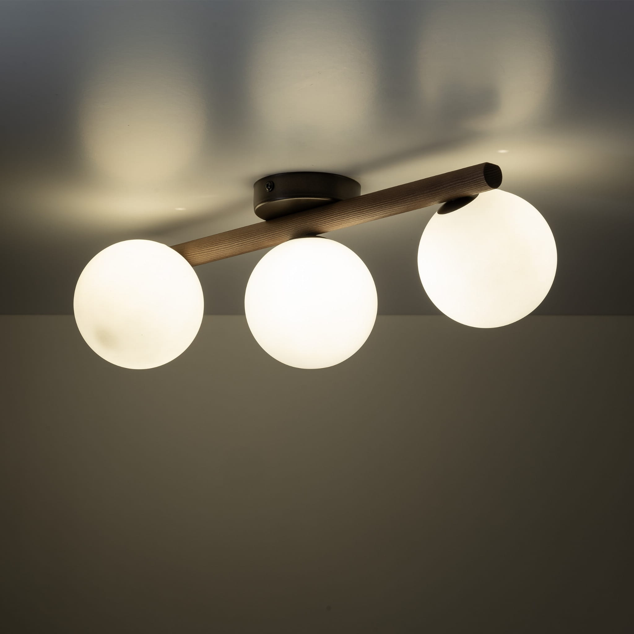 Plafon nowoczesny elegancki loft industrialny klosz szklany kule belka drewniana orzech biały TK Lighting Estera 10269 3x6W G9
