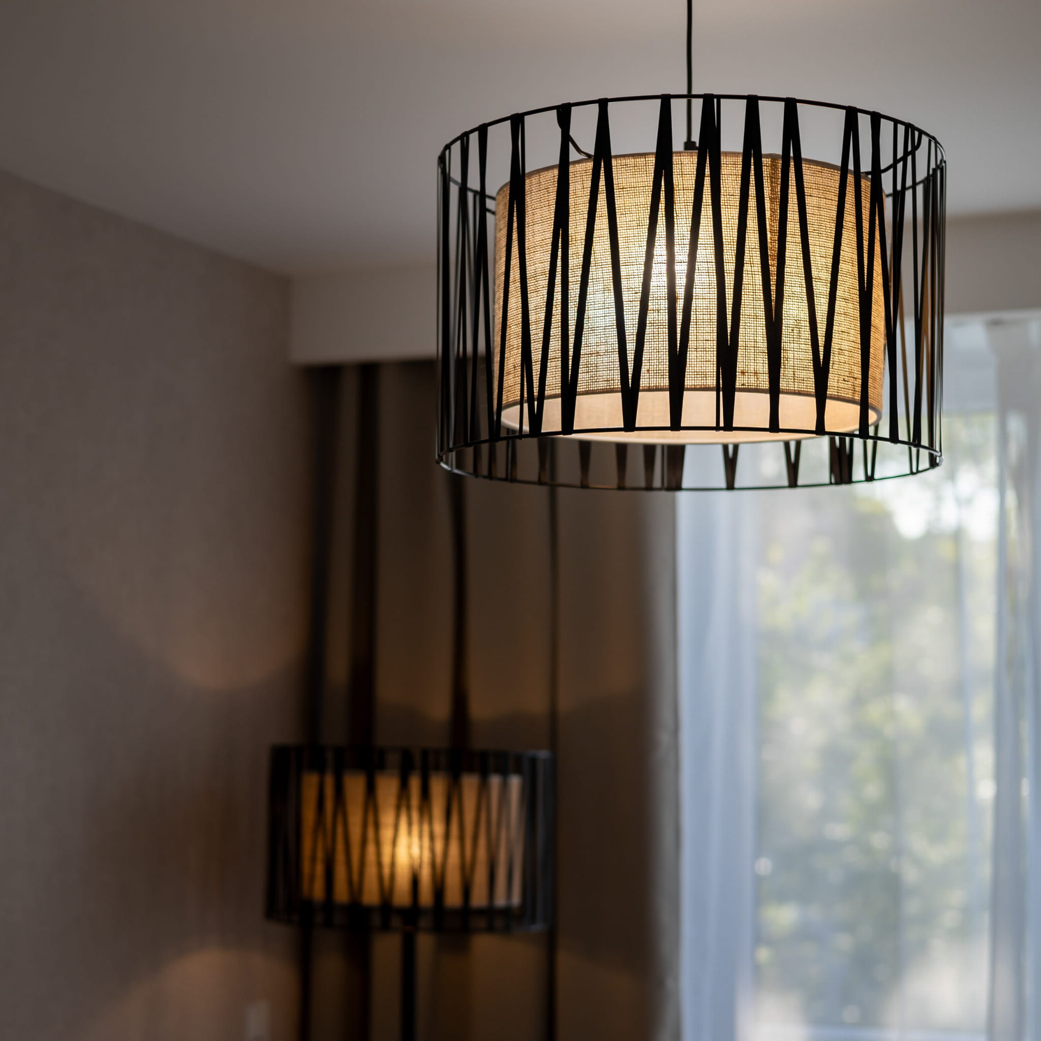 Lampa wisząca nowoczesna skandynawska boho pręty metalowe abażur materiałowy czarna juta TK Lighting Harmony 4557 3x15W E27