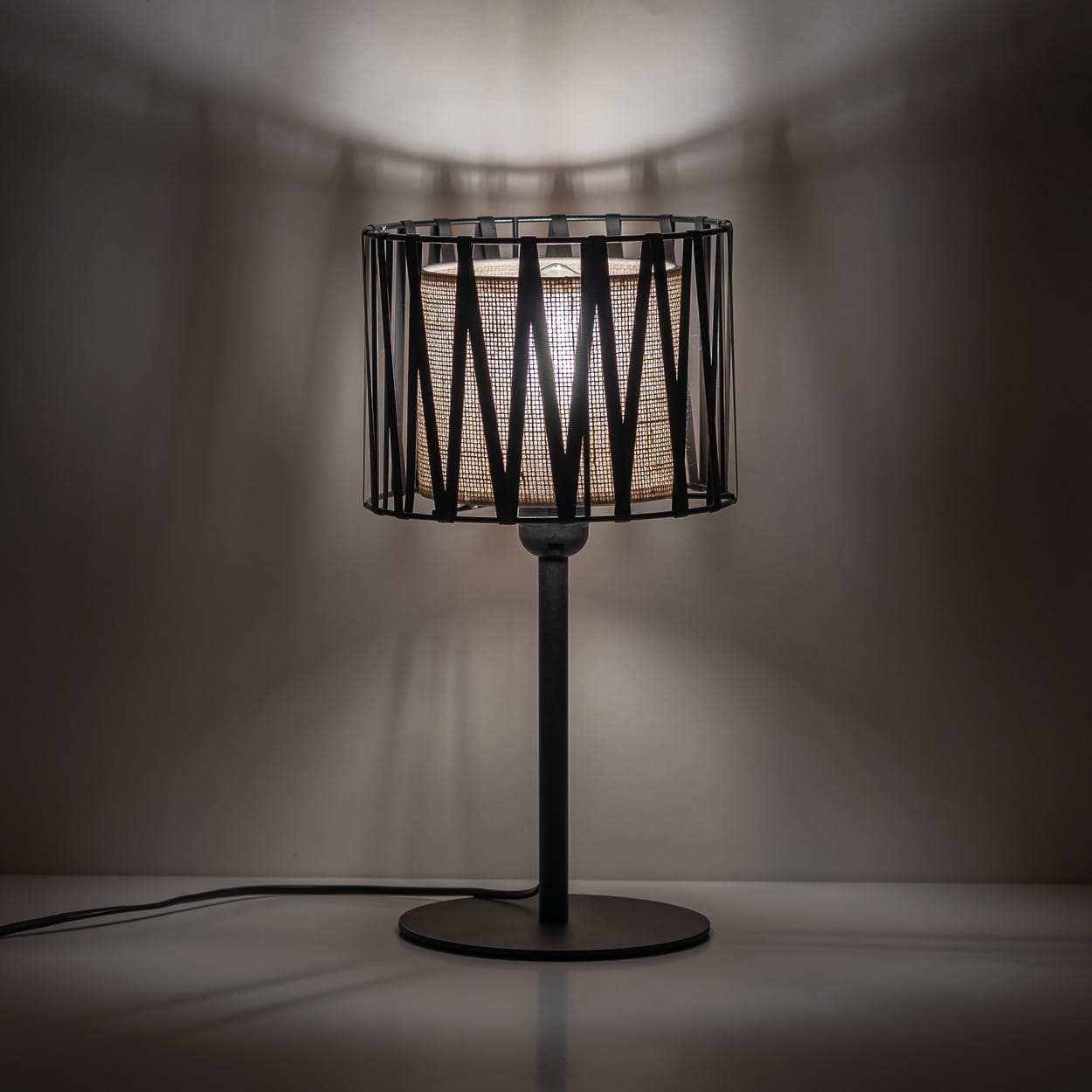 Lampka nowoczesny skandynawski boho pręty metalowe abażur materiałowy czarna juta TK Lighting Harmony 5889 1x15W E27